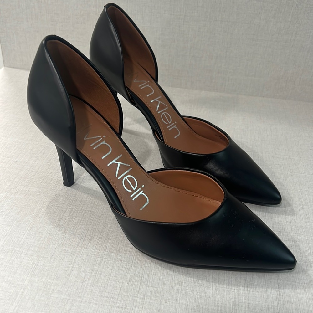 Calvin Klein: Black heels leather; size 7